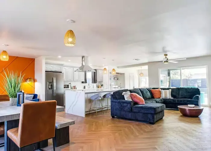 Hangout Pool + Putting + Games Holiday home