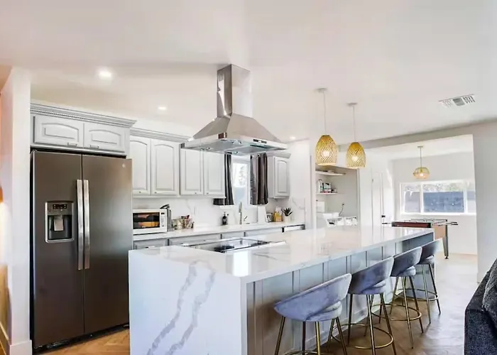 Hangout Pool + Putting + Games Holiday home Scottsdale