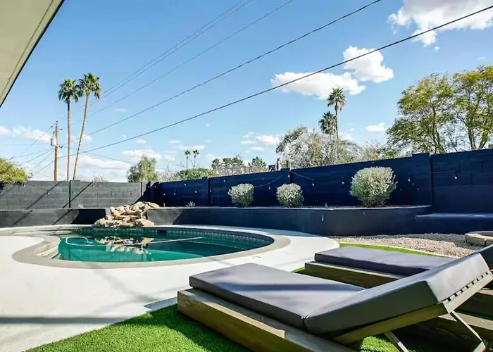 Hangout Pool + Putting + Games Holiday home Scottsdale